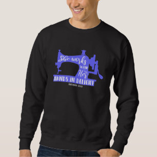 Nähmaschine, mit der sie in der Nacht mit ihren Hä Sweatshirt