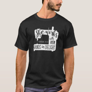 Nähmaschine, mit der sie in der Nacht mit ihren Hä T-Shirt