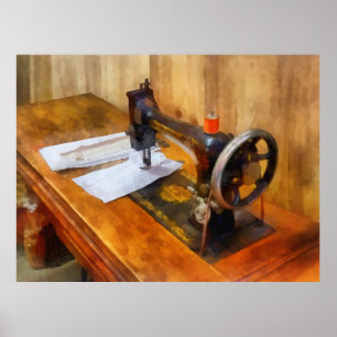 Nähmaschine mit orange Faden Poster