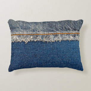 Naht mit orangefarbenem Faden auf gebleicht Dekokissen