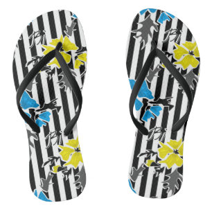 Nahtlose bläulich-gelbe Blumen graue Blätter Flip Flops