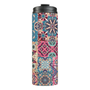 Nahtlose Blumenmuster. Vintages Schachbrett Thermosbecher