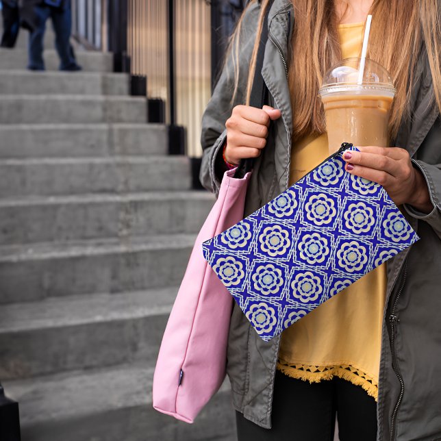 Nahtlose Kaleidoskop Blaue Weiße Studentenkünstler Zubehörtasche (Seamless Kaleidoscope Blue White Student Artists Accessory Pouch Student Holding)