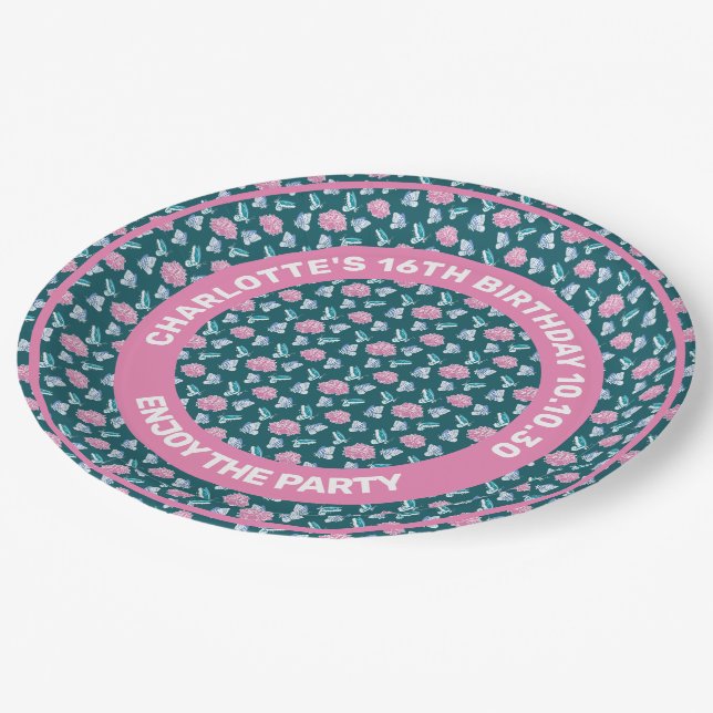 Nahtlose Muster von Schmetterlingen und rosa Blume Pappteller (Schrägansicht)