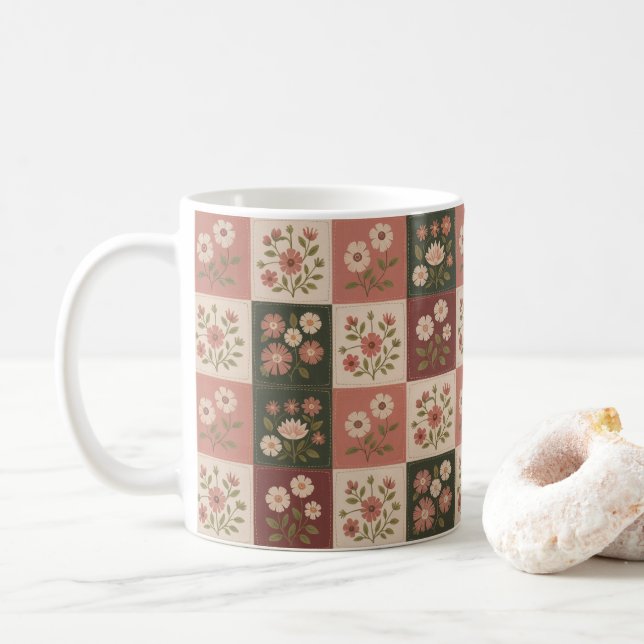 Nahtloser Rustikaler Blumenpatchwork Kaffeetasse (Mit Donut)
