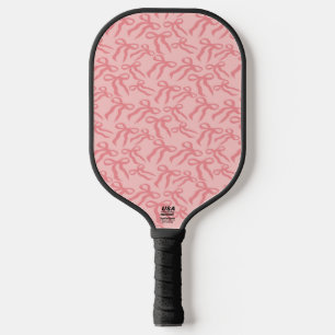Nahtloses Bandmuster in Charm- und Teerosa-Rosa Pickleball Schläger