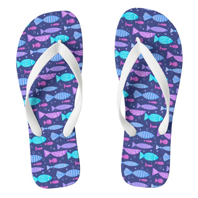 Nahtloses, flaches Muster mit Doodle-Fischen Flip Flops (Fußbett)