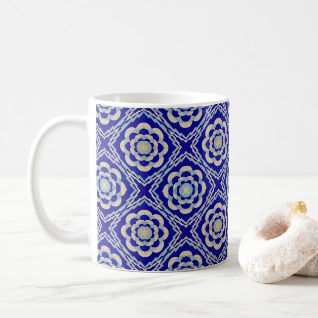 Nahtloses Kaleidoskop Diamond Blue White Kaffeetasse (Mit Donut)