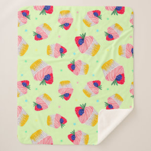 Nahtloses Muster mit einem Kuchen mit Erdbeeren Sherpadecke
