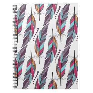 Nahtloses Muster mit großen bunten Federn und d Notizblock