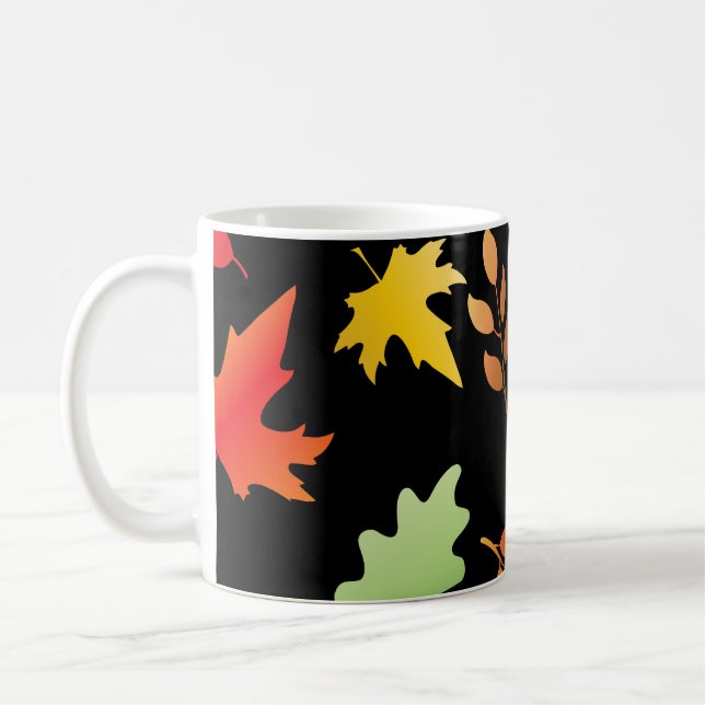 Nahtloses Muster mit herbstgefallenen Blättern und Kaffeetasse (Links)