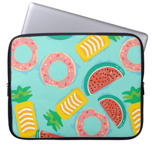 Nahtloses Muster mit Schwimmern im Pool. Ananas Laptopschutzhülle