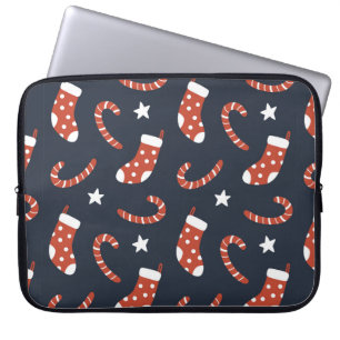 Nahtloses Muster mit Weihnachtssocken, Bonbons Laptopschutzhülle