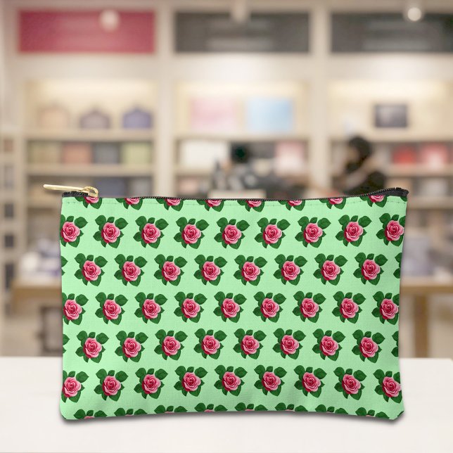 Nahtloses Rosenmuster auf hellgrüner Tasche (Light green pouch with seamless pattern of a pink rose)