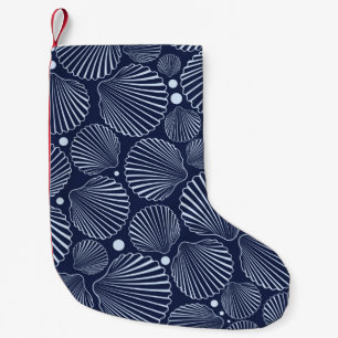 Nahtloses Seemuster mit blauen Muscheln. Sommer Kleiner Weihnachtsstrumpf