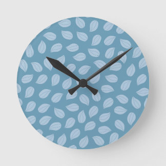 Nahtloses weiches blaues Blattmuster Runde Wanduhr