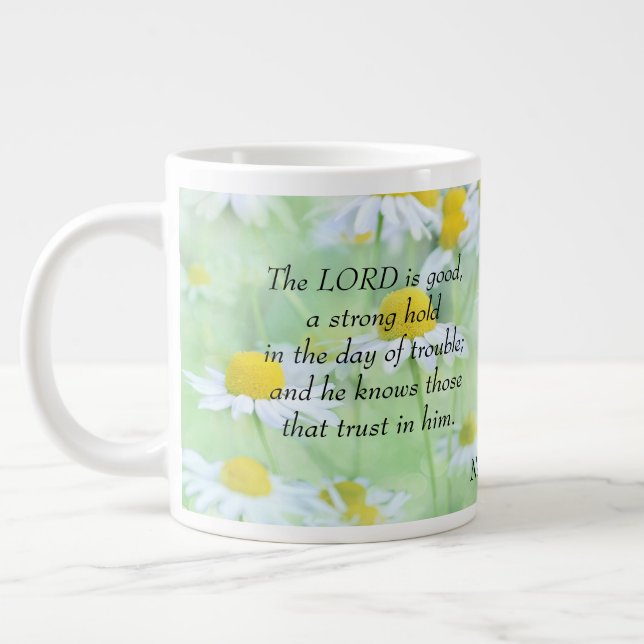 Nahum 1:7 Jumbo-Tasse (Links)
