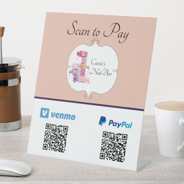 Nail-Polnischer Stack-Scan zur Bezahlung von QR-Co Sockelschild (In Situ)