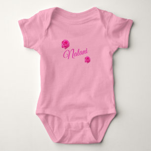 Nalani, Logo mit rosa Rosen, Baby Bodysuit Strampler