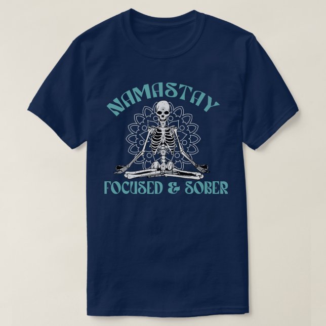 NAMASTAY FOCUSY & SOBER Sobriety Yoga Skeleton Na T-Shirt (Design vorne)