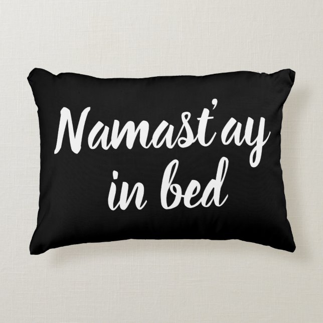 Namastay im Bett Pinsel Schrift Lettering lustig s Dekokissen (Vorderseite)