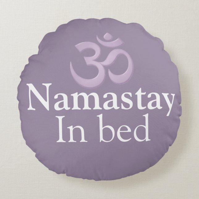 Namastay In Bed Yoga Lavender purple white Funny Rundes Kissen (Vorderseite)