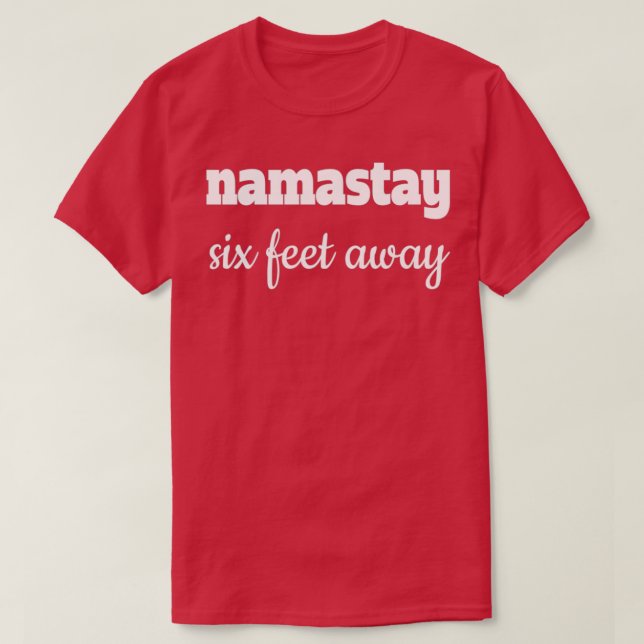 Namastay sechs Meter entfernt T-Shirt (Design vorne)
