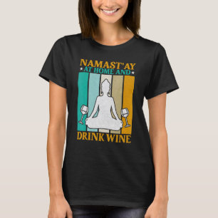 Namast'ay zu Hause und trinke Wein - Zen Yoga Medi T-Shirt