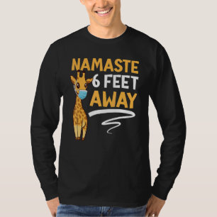 Namaste 6 Fuß weg Giraffe Facemask Sozialdistan T-Shirt