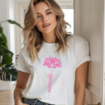 Namaste Black Lotus Blume Modernes Skript T-Shirt<br><div class="desc">Namaste Black Lotus Blume Moderne Script Sport Fitness Yoga Women's T - Shirt verfügt über eine schwarze Lotus-Blume mit dem Text "namaste" in modernen handgeschriebenen Kalligraphie-Skript. Das perfekte Geschenk zum Geburtstag,  Weihnachten,  Muttertag,  Freunde,  Yogafreunde,  Fitness und Sport. Entworfen von © Evco Studio www.zazzle.com/store/evcostudio</div>