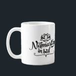 Namaste Funny Quote Tasse<br><div class="desc">Diese Namast'ay In Bed Tasse ist stylish,  sassy,  und genau,  was Ihre verlassen Hand fehlt. Yogis und Yogi-Wannabes werden an einem gemütlichen Samstagmorgen Tee (oder Kaffee) aus dieser Tasse gewollt.</div>
