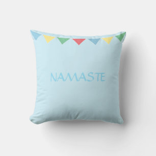 Namaste-Gebetsfähnchen in vielen Farben auf Hellbl Kissen