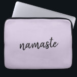 Namaste | Lilac Lila Stylish Yoga Meditation Zen Laptopschutzhülle<br><div class="desc">Einfache, stilvolle "namaste" Zitat Kunst Design in modernen minimalistisch handgeschriebenen Schrift Typografie auf einem pastellfarbenen lavender lilac lila Hintergrund. Der Slogan kann leicht mit eigenen Worten personalisiert werden, um ein perfektes Geschenk für einen Yoga-Hasen oder Pilates-Liebhaber zu machen! Namasté bedeutet wörtlich "Grüße an dich". In den Vedas, namaste meist als...</div>