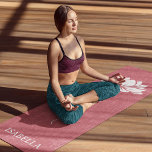 Namaste Lotus Blume Moderne rosa Individuelle Name Yogamatte<br><div class="desc">Namaste Lotus Blume Moderner Pink Individuelle Name Sport Fitness Yoga Mat verfügt über eine weiße Lotus-Blume mit dem Text "namaste" in modernen handgeschriebenen Kalligraphie-Skript auf einem rosa Hintergrund und personalisiert mit Ihrem Namen. Das perfekte Geschenk zum Geburtstag, Weihnachten, Muttertag, Freunde, Yogafreunde, Fitness und Sport. Entworfen von © Evco Studio www.zazzle.com/store/evcostudio...</div>