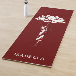 Namaste Lotus Blume Moderner Burgund Individuelle  Yogamatte<br><div class="desc">Namaste Lotus Blume Modern Burgundy Individuelle Name Sports Fitness Yoga Mat verfügt über eine weiße Lotus-Blume mit dem Text "namaste" in modernen handgeschriebenen Kalligrafieschrift auf bordeauxfarbenem Hintergrund und personalisiert mit Ihrem Namen. Das perfekte Geschenk zum Geburtstag,  Weihnachten,  Muttertag,  Freunde,  Yogafreunde,  Fitness und Sport. Entworfen von © Evco Studio www.zazzle.com/store/evcostudio</div>