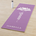 Namaste Lotus Blume Moderner Lavendel Individuelle Yogamatte<br><div class="desc">Namaste Lotus Blume Modern Lavender Individuelle Name Sports Fitness Yoga Mat verfügt über eine weiße Lotus-Blume mit dem Text "namaste" in modernen handgeschriebenen Kalligrafieschrift auf einem Lavendelhintergrund und personalisiert mit Ihrem Namen. Das perfekte Geschenk zum Geburtstag,  Weihnachten,  Muttertag,  Freunde,  Yogafreunde,  Fitness und Sport. Entworfen von © Evco Studio www.zazzle.com/store/evcostudio</div>