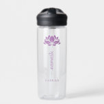 Namaste Lotus Blume Moderner Personalisierter Name Trinkflasche<br><div class="desc">Namaste Lotus Blume Moderner Personalisierter Name Sport Fitness Yoga Water Flasche verfügt über eine Lotus Blume mit dem Text "namaste" in modernen handgeschriebenen Kalligrafieschrift und personalisiert mit Ihrem Namen. Das perfekte Geschenk zum Geburtstag,  Weihnachten,  Muttertag,  Freunde,  Yogafreunde,  Fitness und Sport. Entworfen von © Evco Studio www.zazzle.com/store/evcostudio</div>