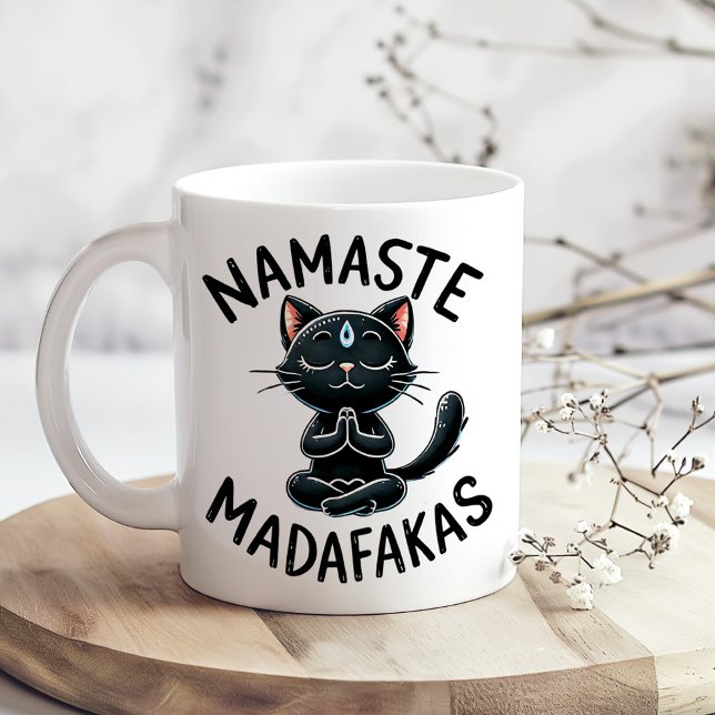 "Namaste Madafakas" Funny Cat Lovers Kaffeetasse ("Namaste Madafakas" Funny Cat Lovers Coffee Mug on a boho kitchen table with tiny white flowers)