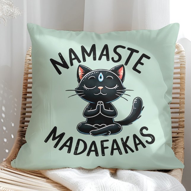 "Namaste Madafakas" Funny Cat Lovers Kissen ("Namaste Madafakas" Funny Cat Lovers Throw Pillow on a sunny boho rattan chair.)