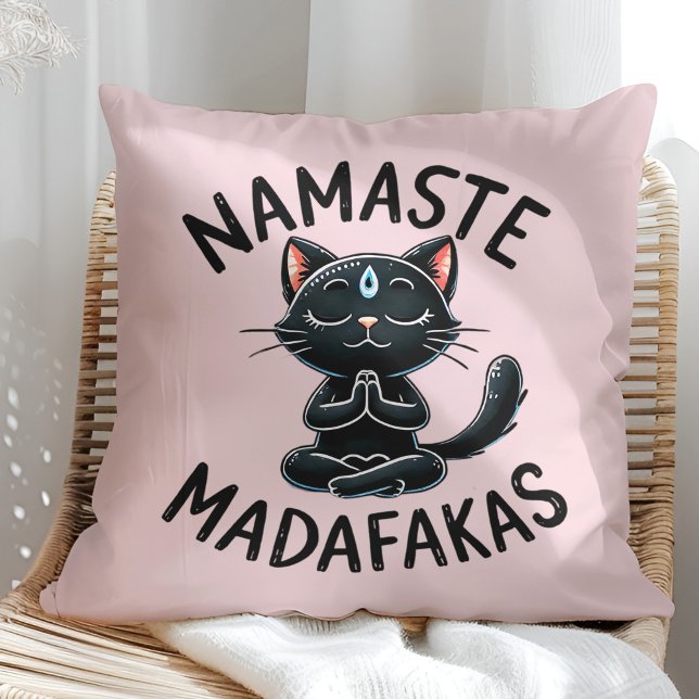 "Namaste Madafakas" Funny Cat Lovers Kissen ("Namaste Madafakas" Funny Cat Lovers Throw Pillow on a sunny boho rattan chair.)