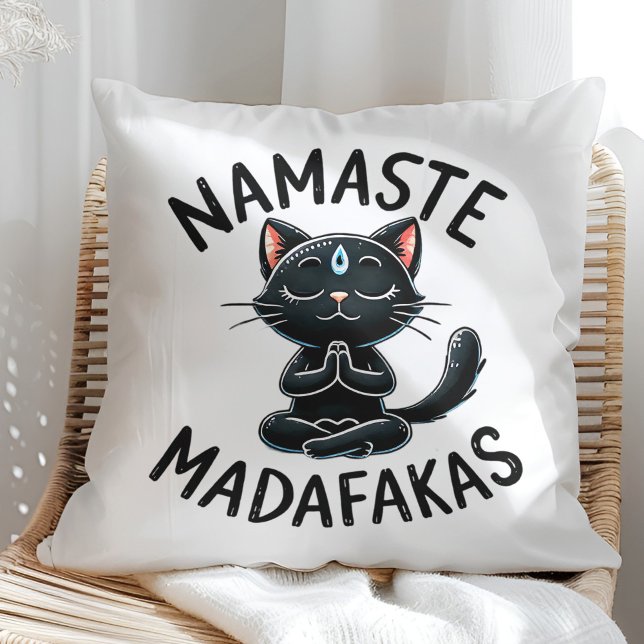 "Namaste Madafakas" Funny Cat Lovers Kissen ("Namaste Madafakas" Funny Cat Lovers Throw Pillow on a sunny boho rattan chair.)