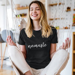 Namasté | Moderne Schwarze Meditation Spiritueller T-Shirt<br><div class="desc">Einfaches, stilvolles "namaste" Zitat-Kunstdesign in moderner, minimalistisch handgeschriebener Schrift-Typografie. Der Slogan kann leicht mit eigenen Worten personalisiert werden, um ein perfektes Geschenk für einen Yoga-Hasen oder Pilates-Liebhaber zu machen! Namasté bedeutet wörtlich "Grüße an dich". In den Vedas, namaste meist als Begrüßung einer Göttlichkeit. Aber der Nutzen und die Bedeutung haben...</div>