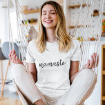 Namaste | Moderne spirituelle Meditation Yoga<br><div class="desc">Einfaches, stilvolles "namaste" Zitat-Kunstdesign in moderner, minimalistisch handgeschriebener Schrift-Typografie. Der Slogan kann leicht mit eigenen Worten personalisiert werden, um ein perfektes Geschenk für einen Yoga-Hasen oder Pilates-Liebhaber zu machen! Namasté bedeutet wörtlich "Grüße an dich". In den Vedas, namaste meist als Begrüßung einer Göttlichkeit. Aber der Nutzen und die Bedeutung haben...</div>