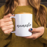 Namaste | Moderne spirituelle Meditation Yoga Zweifarbige Tasse<br><div class="desc">Einfaches, stilvolles "namaste" Zitat-Kunstdesign in moderner, minimalistisch handgeschriebener Schrift-Typografie. Der Slogan kann leicht mit eigenen Worten personalisiert werden, um ein perfektes Geschenk für einen Yoga-Hasen oder Pilates-Liebhaber zu machen! Namasté bedeutet wörtlich "Grüße an dich". In den Vedas, namaste meist als Begrüßung einer Göttlichkeit. Aber der Nutzen und die Bedeutung haben...</div>