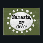 Namaste My Lieber - Grüne Postkarte<br><div class="desc">Fett Text liest "Namaste, mein lieber" zentriert sich vor einem grünen Hintergrund. Der schwarze Text sitzt auf einem weißen Kreis mit großen, texturierten weißen Punkten um ihn herum, was einen spielerischen Kontrast zu der farbenfrohen Kulisse bietet.</div>