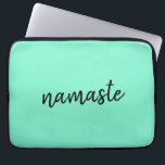 Namaste | Neo Mint Green Modern Yoga Spiritual Laptopschutzhülle<br><div class="desc">Einfaches, stilvolles "namaste" Zitat-Kunstdesign in modernem, minimalistisch handgeschriebenem Schriftzeichen auf minzgrünem Hintergrund. Der Slogan kann leicht mit eigenen Worten personalisiert werden, um ein perfektes Geschenk für einen Yoga-Hasen oder Pilates-Liebhaber zu machen! Namasté bedeutet wörtlich "Grüße an dich". In den Vedas, namaste meist als Begrüßung einer Göttlichkeit. Aber der Nutzen und...</div>