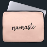 Namaste | Pachy Pink Moderne Yoga Meditation Laptopschutzhülle<br><div class="desc">Einfaches, stilvolles "namaste" Zitat-Kunstdesign in moderner, minimalistisch handgeschriebener Schrift-Typografie auf pastellfarbenem pinkfarbenem Hintergrund. Der Slogan kann leicht mit eigenen Worten personalisiert werden, um ein perfektes Geschenk für einen Yoga-Hasen oder Pilates-Liebhaber zu machen! Namasté bedeutet wörtlich "Grüße an dich". In den Vedas, namaste meist als Begrüßung einer Göttlichkeit. Aber der Nutzen...</div>