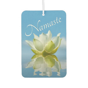 Namaste reflektiert die White Lotus Blume auf Sky Autolufterfrischer