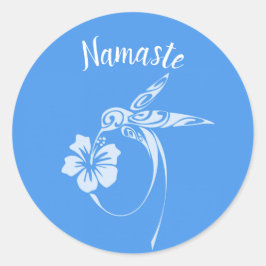 Namaste White Hummingbird im blauen Hintergrund Runder Aufkleber