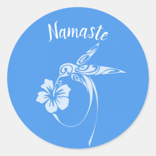 Namaste White Hummingbird im blauen Hintergrund Runder Aufkleber